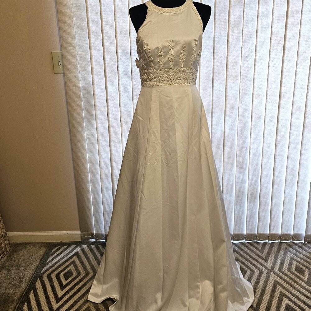 White Halter Sleeveless Bridal Gown Size 12‎